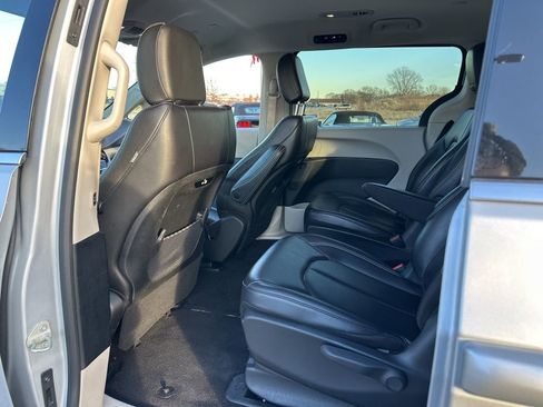 Used 2023 Chrysler Pacifica Touring-L image 25