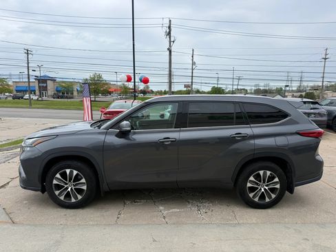 Used 2021 Toyota Highlander XLE AWD/4WD image 7