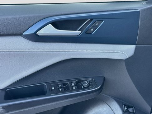 Certified 2024 Volkswagen Taos SE FWD image 16