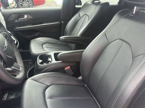Used 2025 Chrysler Pacifica Select image 13