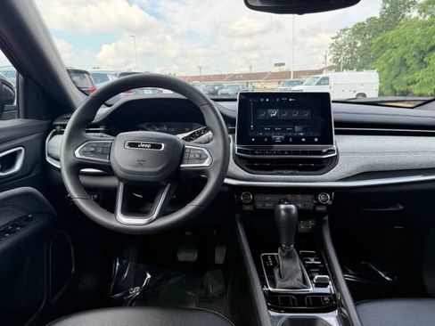 Used 2023 Jeep Compass Latitude AWD/4WD image 8