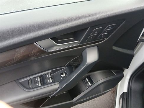 Used 2020 Audi Q5 e Premium Plus w/ Premium Plus Package image 13