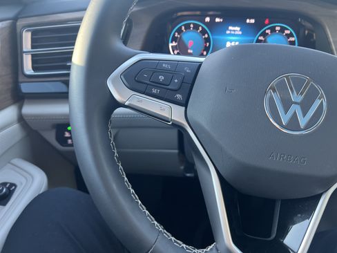 Used 2024 Volkswagen Atlas SE w/ Panoramic Sunroof Package FWD image 16