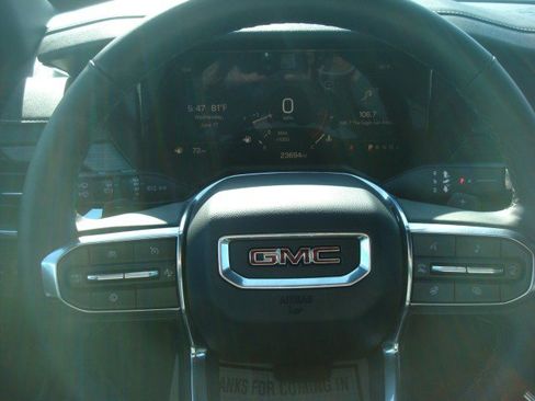 Used 2025 GMC Acadia Elevation w/ Elevation Premium Package FWD image 14