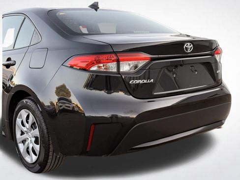 Used 2022 Toyota Corolla LE FWD image 3