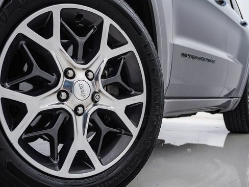 Used 2019 Jeep Grand Cherokee Overland AWD/4WD image 5