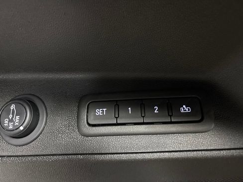 Used 2023 Chevrolet Equinox Premier AWD/4WD image 28