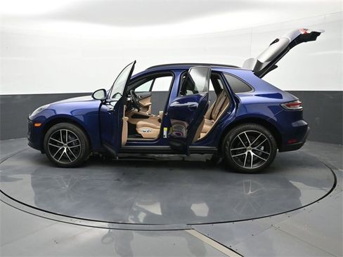 Used 2025 Porsche Macan image 30