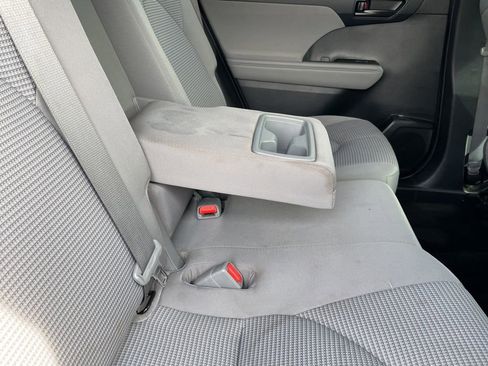 Used 2021 Toyota Highlander LE FWD image 33
