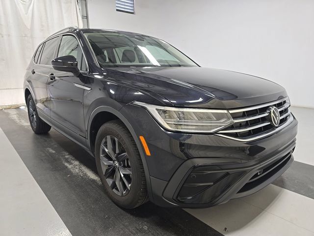 Used 2023 Volkswagen Tiguan SE FWD image 3