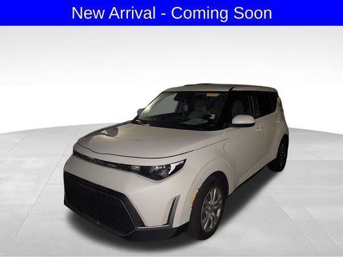 Used 2025 Kia Soul LX image 2