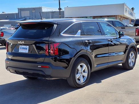 Used 2023 Kia Sorento LX image 7