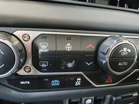 Used 2025 Jeep Wrangler Unlimited Sahara AWD/4WD image 28