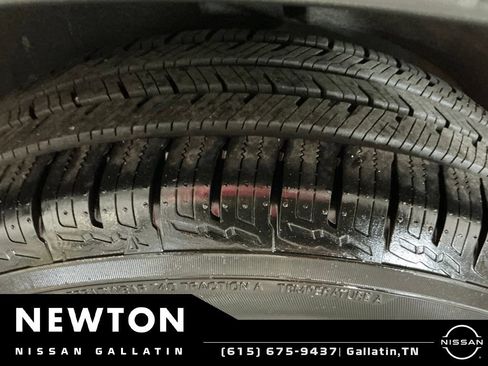 Used 2018 Nissan Rogue SV w/ Premium Package FWD image 41