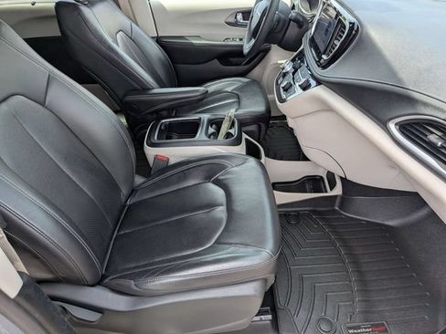 Used 2022 Chrysler Pacifica Touring-L AWD/4WD image 32