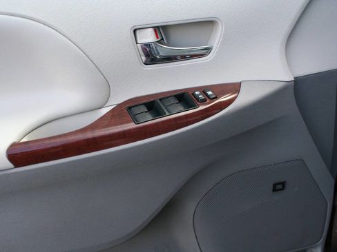 Used 2014 Toyota Sienna XLE image 15