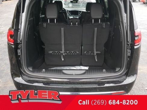 New 2026 Chrysler Pacifica Select AWD/4WD image 18