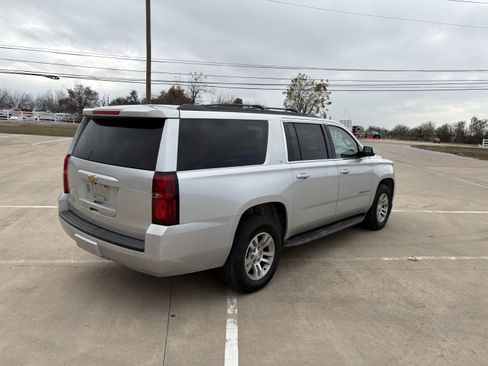 Used 2018 Chevrolet Suburban LT image 4