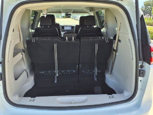 Used 2024 Chrysler Pacifica Touring-L FWD image 13