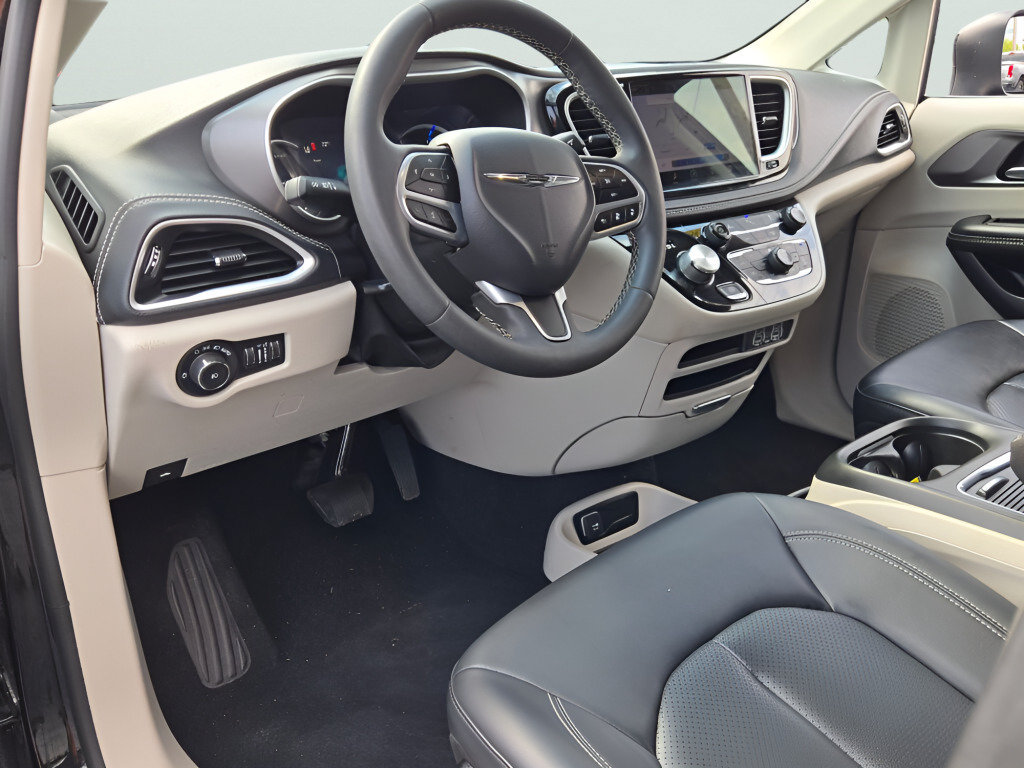 Used 2023 Chrysler Pacifica Touring-L FWD image 27