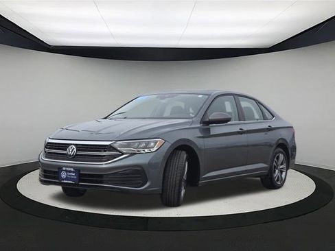 Used 2024 Volkswagen Jetta SE image 3