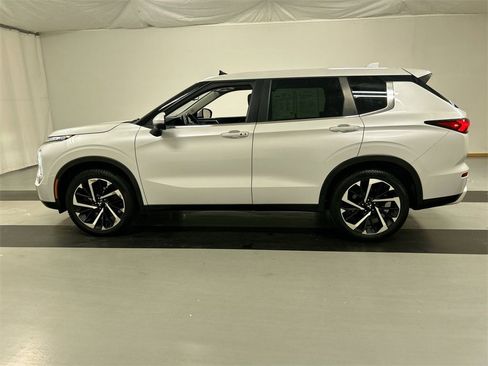 Used 2022 Mitsubishi Outlander SE image 7