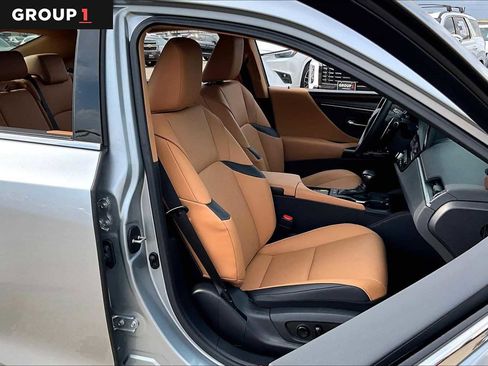 Used 2025 Lexus ES 300h w/ Premium Package image 7