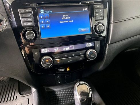 Used 2017 Nissan Rogue SV w/ SV Premium Package image 25