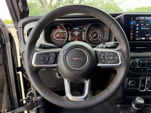 Used 2025 Jeep Wrangler Unlimited Sahara AWD/4WD image 10