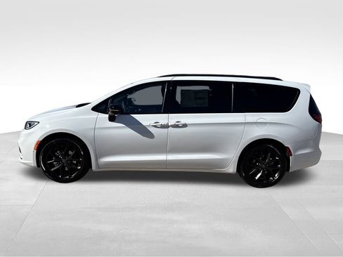 New 2026 Chrysler Pacifica Select w/ S Appearance Package image 2