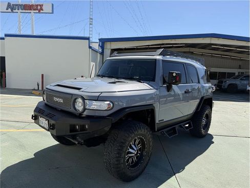 Used 2014 Toyota FJ Cruiser 4WD w/ Convenience Package image 2