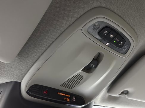 Used 2022 Volvo XC40 T5 Momentum w/ Premium Package image 22