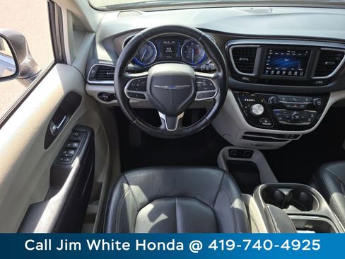 Used 2019 Chrysler Pacifica Touring-L FWD image 23
