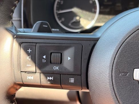 Certified 2025 Nissan Pathfinder SV FWD image 27
