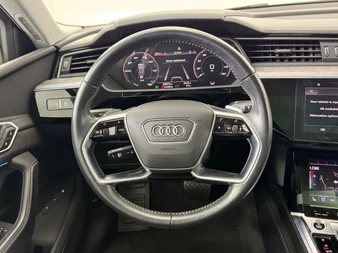 Used 2021 Audi e-tron Prestige w/ Prestige Package image 18