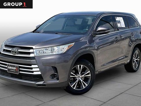 Used 2018 Toyota Highlander LE FWD image 1