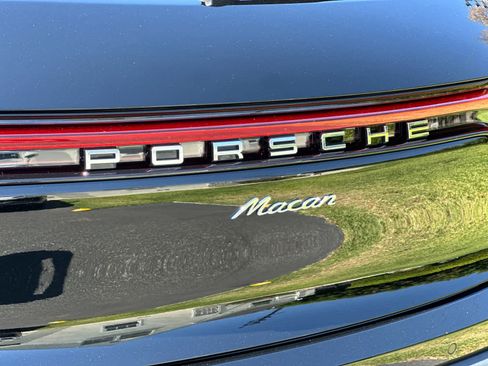 Certified 2025 Porsche Macan AWD/4WD image 31
