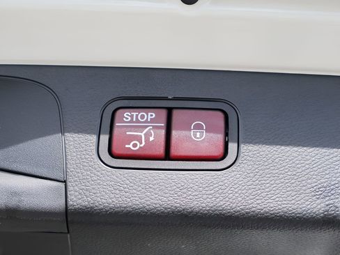 Used 2019 Mercedes-Benz GLC 300 4MATIC image 16