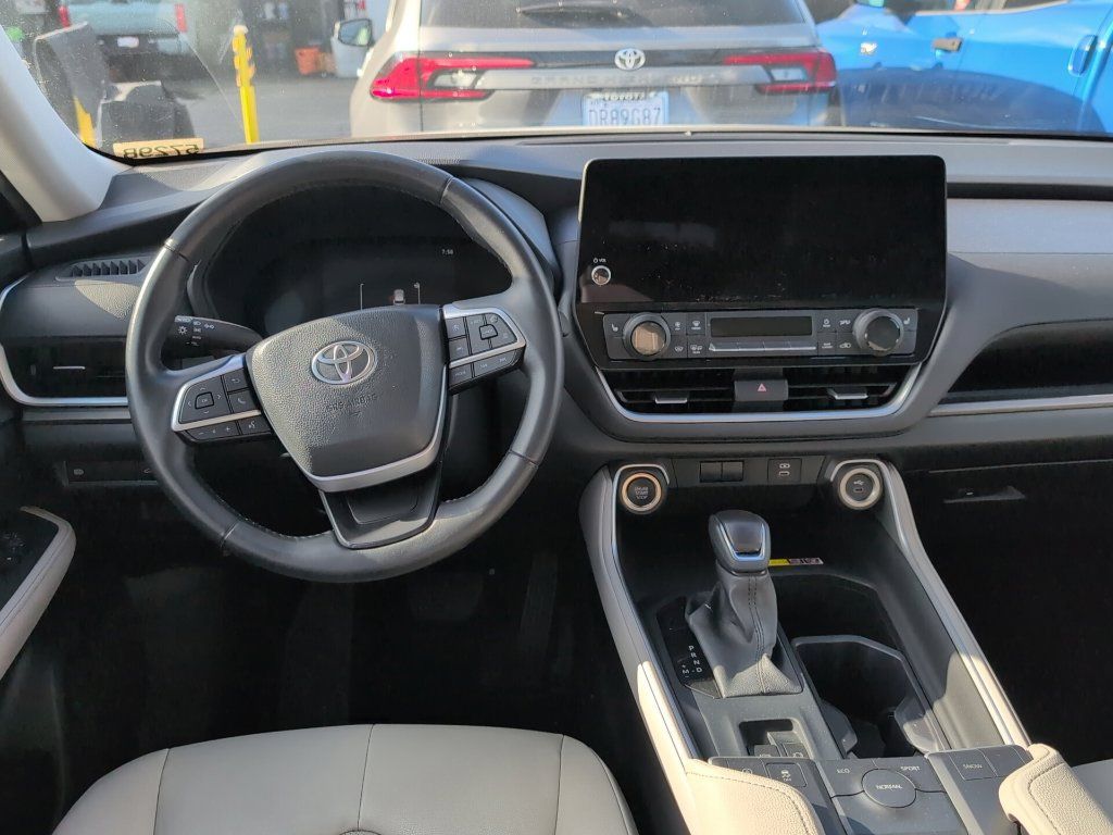 Certified 2025 Toyota Grand Highlander FWD image 6