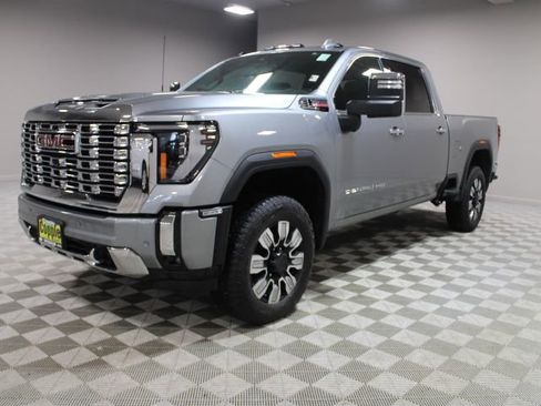 Used 2025 GMC Sierra 2500 Denali image 6