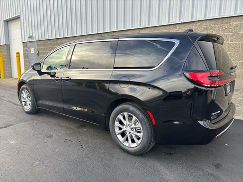 New 2026 Chrysler Pacifica Limited FWD image 6