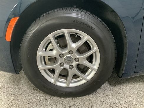 Used 2023 Chrysler Pacifica Touring-L image 8