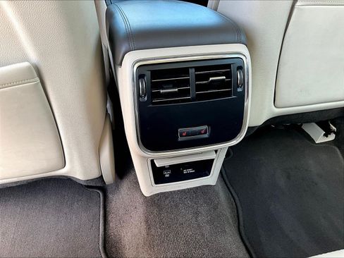 Used 2017 Lincoln Continental Select w/ Climate Package FWD image 10