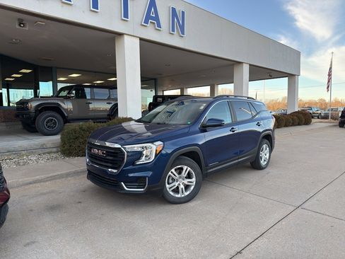 Used 2022 GMC Terrain SLE w/ Driver Convenience Package image 2