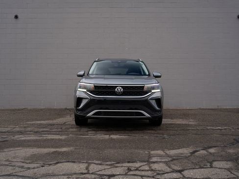 Used 2022 Volkswagen Taos SE w/ Panoramic Sunroof Package AWD/4WD image 10