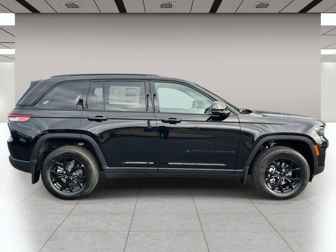 New 2025 Jeep Grand Cherokee image 2