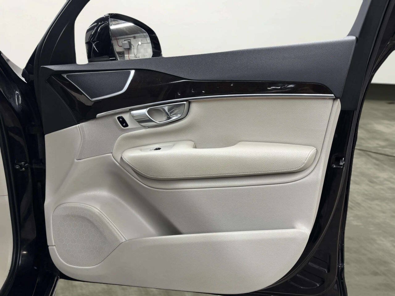 Used 2018 Volvo XC90 T5 Momentum w/ Convenience Package FWD image 25