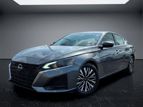 Used 2024 Nissan Altima 2.5 SV FWD image 3