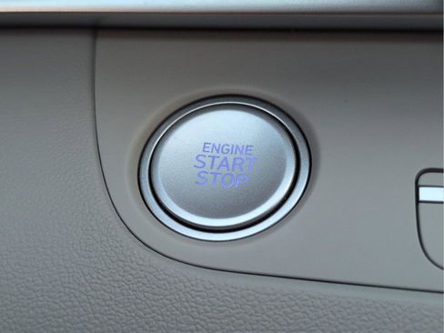 Used 2023 Hyundai Elantra Limited image 28