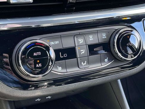 Used 2025 Buick Envista Sport Touring w/ Convenience I Package FWD image 25